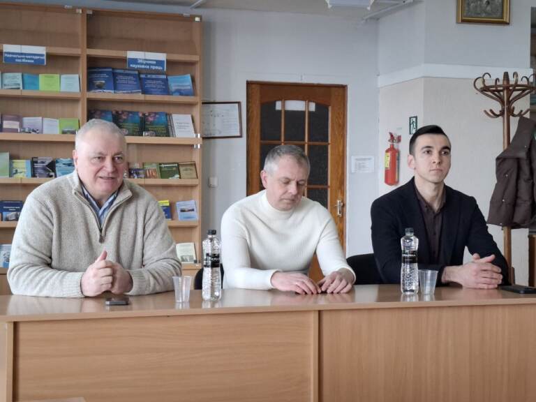 Керівництво УжНУ зустрілося з колективом економічного факультету обговорити питання реорганізації вишу